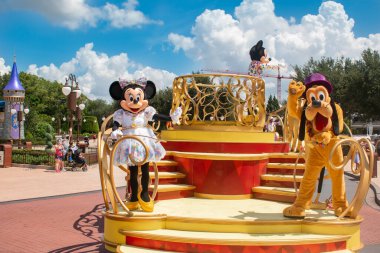 Orlando, Florida. Ağustos 04, 2020. Minnie, Mickey ve Pluto Sihir Krallığı 'nda geçit töreninde.