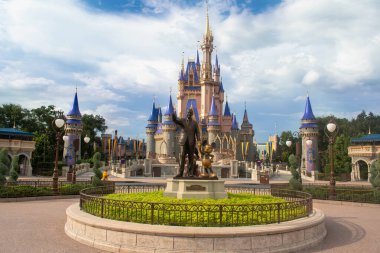 Orlando, Florida. 2 Eylül 2020. Partners 'ın heykeli (Mickey ve Walt) ve Cinderella Castleat Magic Kingdom (159) panoramik görünümü)