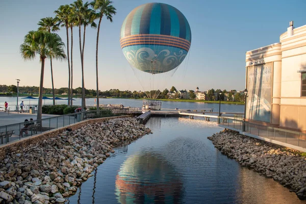 Orlando Florida Oktober 2020 Heißluftballon Reflektiert Über Wasser Bei Disney — Stockfoto
