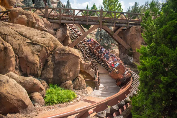 Orlando Florida Septiembre 2020 Gente Disfrutando Seven Dwarf Mine Train — Foto de Stock