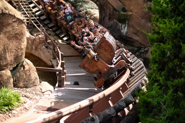 Orlando Florida Septiembre 2020 Gente Disfrutando Seven Dwarf Mine Train — Foto de Stock