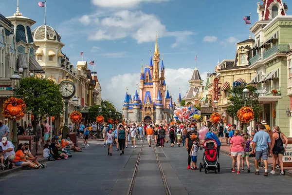 Orlandossa Floridassa Syyskuuta 2020 Ihmiset Kävelevät Pääkadulla Magic Kingdom 217 — kuvapankkivalokuva