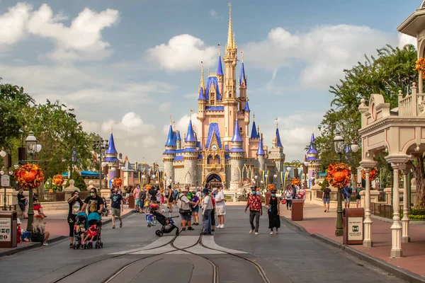 Orlando , Florida. 21 Eylül 2020. Magic KIngdom 'da ana caddede yürüyen insanlar (216).
