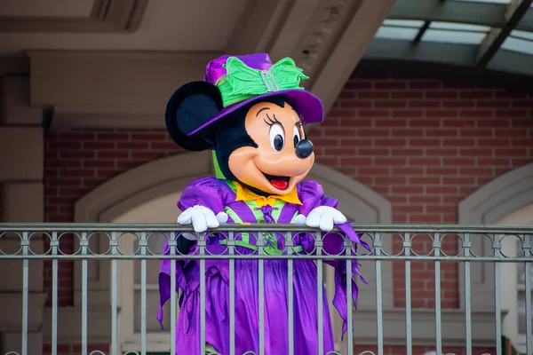 Orlando, Florida. 2 Eylül 2020. Sihirli Krallık 'ta Cadılar Bayramı' nda Walt Disney World Demiryolu 'nun balkonundan el sallayan Minnie Mouse (12))