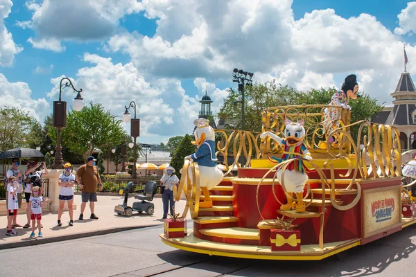 Orlando Florida Agosto 2020 Donald Daisy Mickey Hermosa Carroza Desfile — Foto de Stock