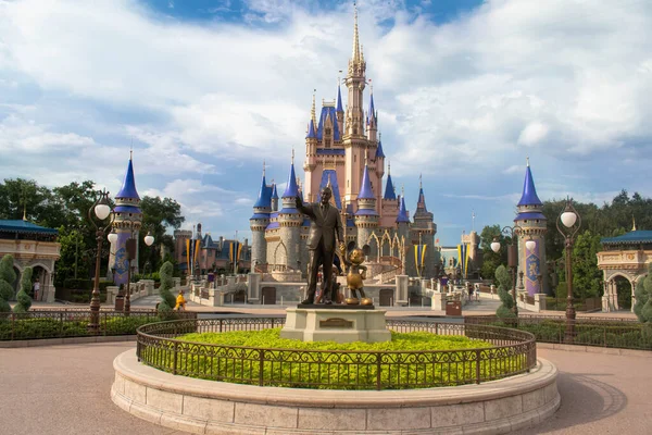 Orlando, Florida. 2 Eylül 2020. Partners 'ın heykeli (Mickey ve Walt) ve Cinderella Castleat Magic Kingdom (159) panoramik görünümü)