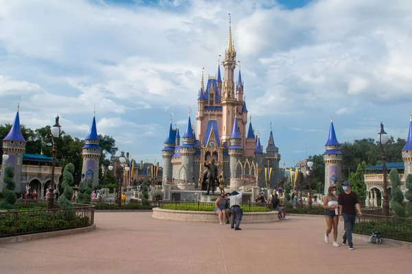 Orlando, Florida. 2 Eylül 2020. Partnerlerin heykeli (Mickey ve Walt) ve Cinderella Castleat Magic Kingdom (161) panoramik görünümü)