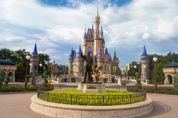 Orlando Florida September 2020 Panoramisch Uitzicht Partners Standbeeld Mickey Walt Rechtenvrije Stockafbeeldingen