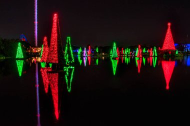 Orlando, Florida. 25 Kasım 2020. Deniz Dünyası 'ndaki renkli ve aydınlatılmış Noel Ağaçları Panoramik Görünümü (10))