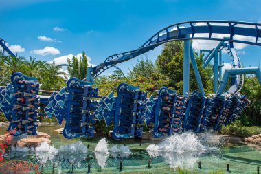 Orlando, Florida 17 Haziran 2020. Seaworld 'de Manta Ray roller coaster kullanan insanlar (234