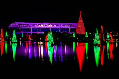 Orlando, Florida. 31 Aralık 2020. Seaworld 'de gecenin üçünde panoramik renkli Noel manzarası. (34).