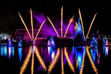 Orlando, Florida. 31 Aralık 2020. Yeni Yıl Havai fişeklerinin Seaworld 'deki panoramik görüntüsü (4))