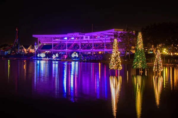 Orlando Florida Novembro 2020 Árvores Natal Refletindo Lago Seworld — Fotografia de Stock