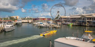 Miami , Florida. 28 Haziran 2021. Bayside Marketplace arka planında renkli gerilim teknesi gezisi