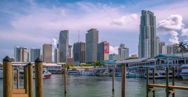Miami , Florida. 28 Haziran 2021. Miami Downtown arka planındaki Bayside Pazarı 'nın panoramik görüntüsü (1)