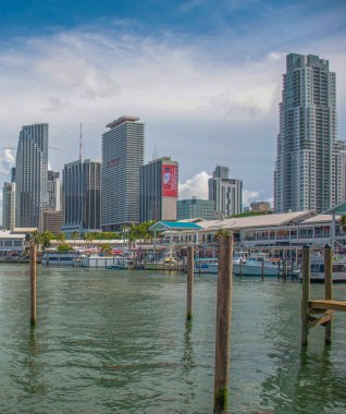 Miami , Florida. 28 Haziran 2021. Miami Downtown arka planındaki Bayside Pazarı 'nın panoramik görüntüsü (2)