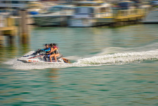 Miami Florida Juni 2021 Jungs Genießen Moto Sky Fahrt Bayside — Stockfoto