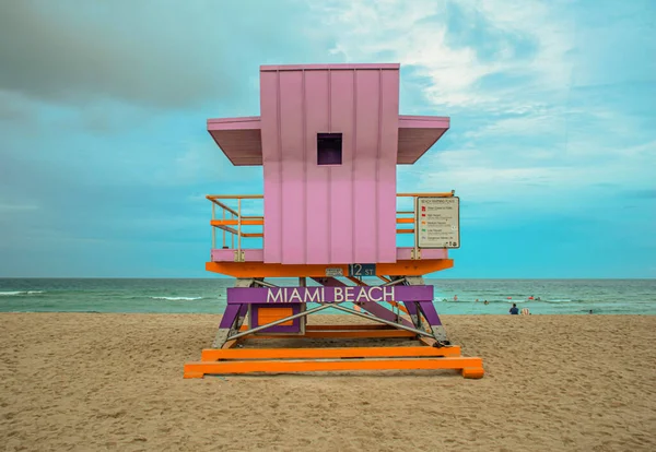 迈阿密海滩 佛罗里达州 2021年6月29日 南泳滩彩色救生塔全景 — 图库照片
