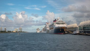Miami, Florida, 28 Haziran 2021 Miami Limanı 'ndaki Cruises Shps Panoramic Manzarası (1))