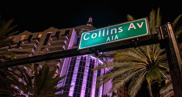 フロリダ州マイアミビーチ 2021年6月29日 Collins Ave のトップビュー夜間の道路標識 — ストック写真