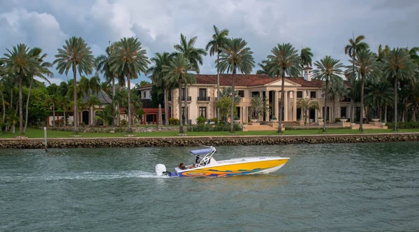 Miami Florida Juni 2021 Buntes Boot Und Schöne Villa Auf — Stockfoto