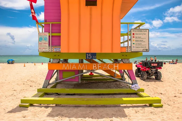 Miami Beach Florida Juni 2021 Gedeeltelijk Uitzicht Kleurrijke Strandwachttoren Bij Stockafbeelding