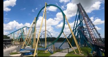 Orlando, Florida, 31 Temmuz 2021. Seaworld 'de Kraken hız treninin keyfini çıkaran insanların panoramik görüntüsü (40)