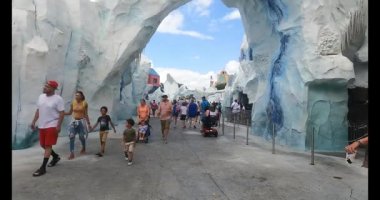 Orlando, Florida, 31 Temmuz 2021. Antarktika Penguenler İmparatorluğu 'nda yürüyen insanlar (53))