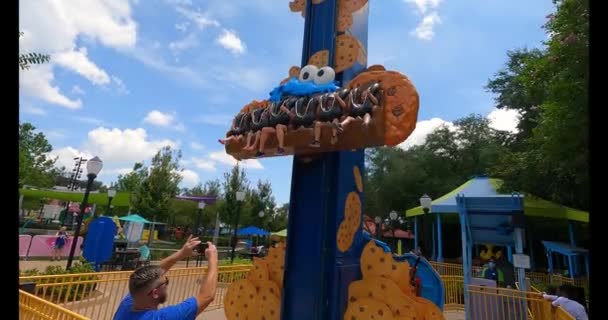 Orlando Florida Temmuz 2021 Seaworld Kurabiye Düşürme Çocuklarının Fotoğrafını Çeken — Stok video