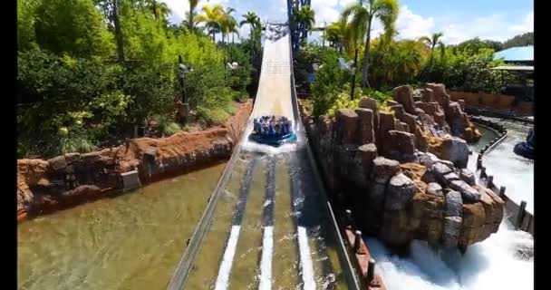 Orlando Florida July 2021 People Enjoying Water Attraction Infinity Falls — Stock Video