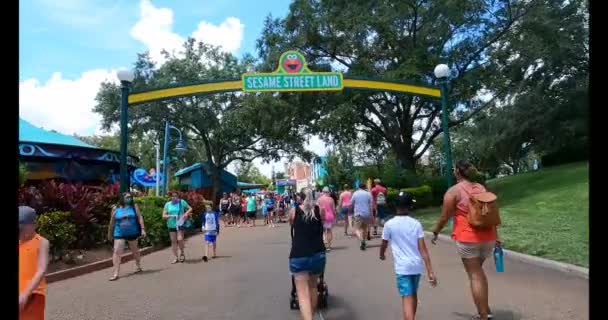 Orlando Florida Julio 2021 Caminando Hasta Tierra Plaza Sésamo Seaworld — Vídeo de stock