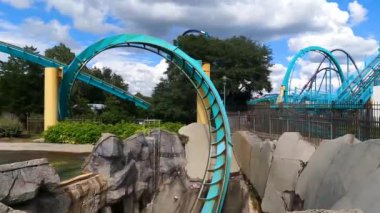 Orlando, Florida . 8 Ağustos. 2021 yılı. Seaworld 'deki Kraken hız treninde müthiş döngü (2)