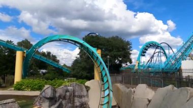 Orlando, Florida . 8 Ağustos. 2021 yılı. Seaworld 'deki Kraken hız treninde müthiş döngü (3)