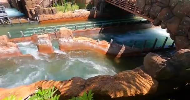 Orlando Florida Agosto 2021 Pessoas Desfrutando Infinity Falls Seaworld — Vídeo de Stock