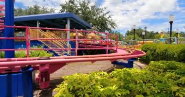 Orlando, Florida. 25 Ağustos 2021. Seaworld 'de Super Grover' s Box Car Derbisi (25)