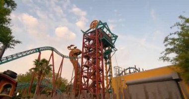 Tampa, Florida. 21 Ağustos 2021. Busch Gardens Tampa 'daki Serengeti Express' ten kısmi Kobra Laneti görüntüsü