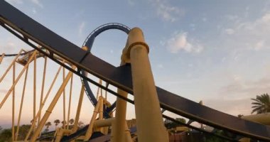 Tampa, Florida. 21 Ağustos 2021. Busch Gardens Tampa 'daki Serengeti Ekspresi' nden Montu hız treninin kısmi görüntüsü