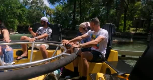 Tampa Florida Agosto 2021 Personas Que Divierten Congo River Rapids — Vídeo de stock