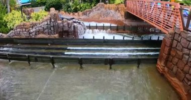 Orlando, Florida. 30 Ağustos 2021. İnsanlar Seaworld 'de Sonsuzluk Şelalesi' nin keyfini çıkarıyorlar (2))