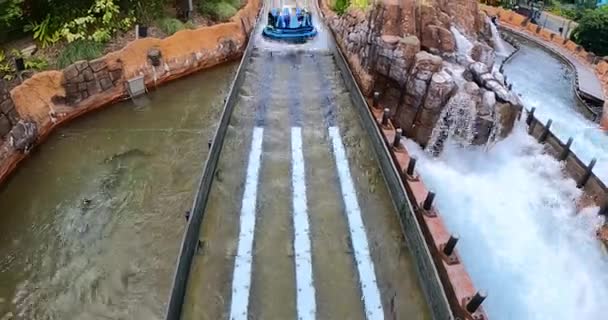 Orlando Florida Agosto 2021 Pessoas Desfrutando Infinity Falls Seaworld — Vídeo de Stock