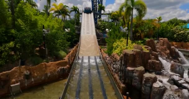 Orlando Florida August 2021 People Enjoying Infinity Falls Seaworld — Stock Video