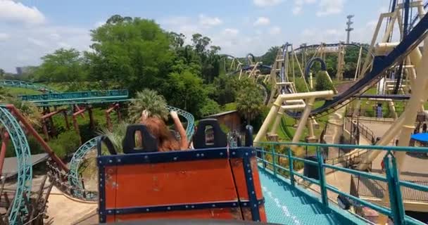 Tampa Bay Florida August 2021 Riding Cobras Curse Busch Gardens — Stock Video