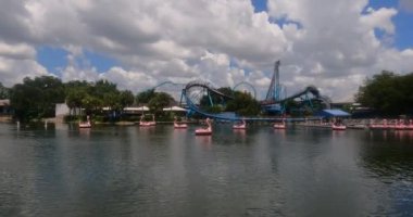  Orlando, Florida. 30 Ağustos 2021 Swuan Paddle botları ve Mako hız trenlerinin panoramik görüntüsü. Seaworld 'de (6)