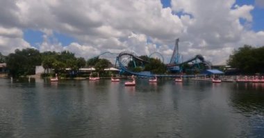 Orlando, Florida. 30 Ağustos 2021 Swuan Paddle botları ve Mako hız trenlerinin panoramik görüntüsü. Seaworld 'de (6)