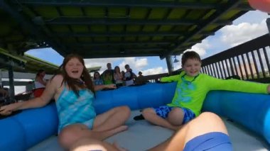 Orlando, Florida. 31 Ağustos 2021. Aquatica 'da Ray Rusch' ın keyfini çıkaran adamlar (25)