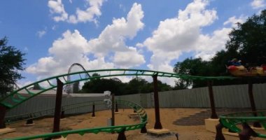 Tampa Körfezi, Florida. 28 Ağustos. 2021 yılı. Busch Gardens Tampa 'da hız treninin keyfini çıkaran insanlar (48))
