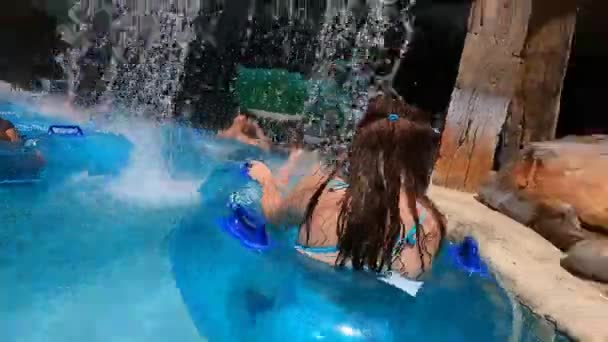 Orlando Florida Agosto 2021 Menina Passando Sob Fluxo Água Aquatica — Vídeo de Stock