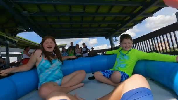 Orlando Florida Agosto 2021 Chicos Disfrutando Ray Rusch Aquatica — Vídeo de stock