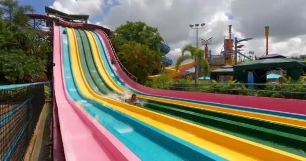 Orlando Florida Agosto 2021 Peopel Divertirse Taumata Racer Aquatica — Vídeo de stock