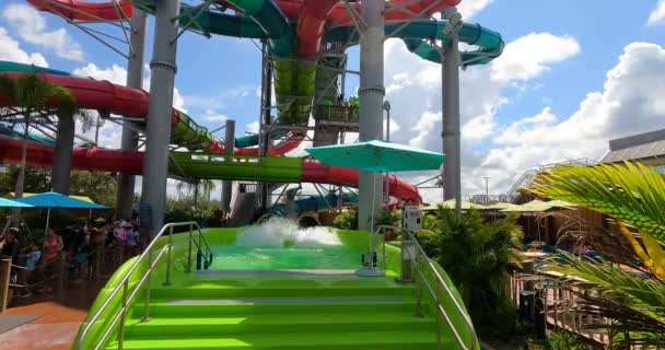 Orlando Florida August 2021 People Enjoying Riptide Race Aquatica — Stock Video